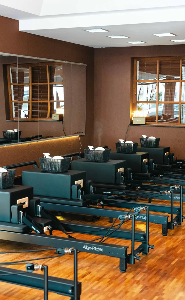 Heller Trainingsbereich mit Reformer-Geräten